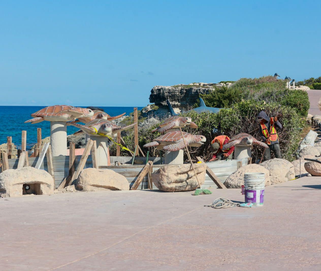Se embellece el Malecón Caribe para que Isla Mujeres siga siendo un destino turístico de excelencia.