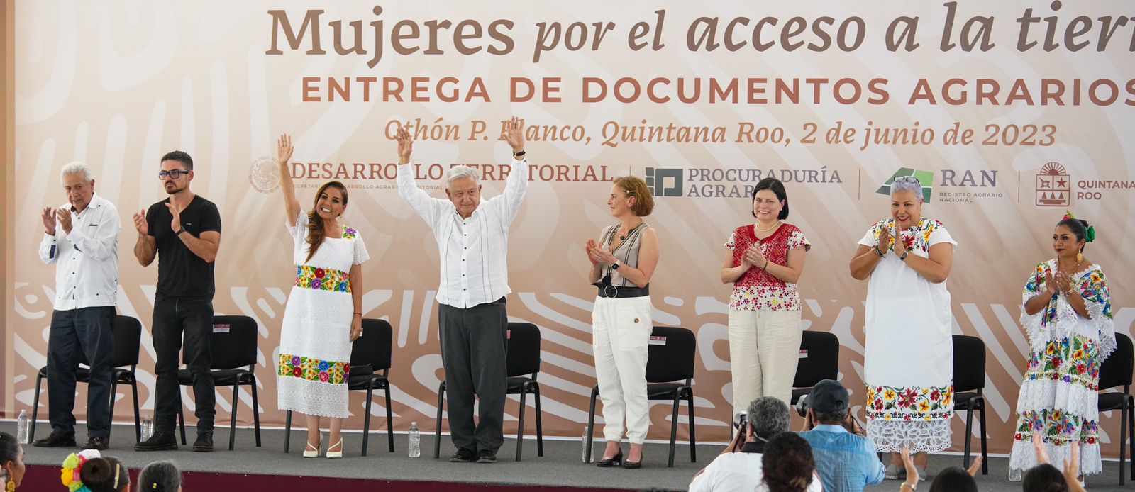 El Presidente López Obrador y Mara Lezama en hecho histórico, entregan documentos agrarios a mujeres en Chetumal