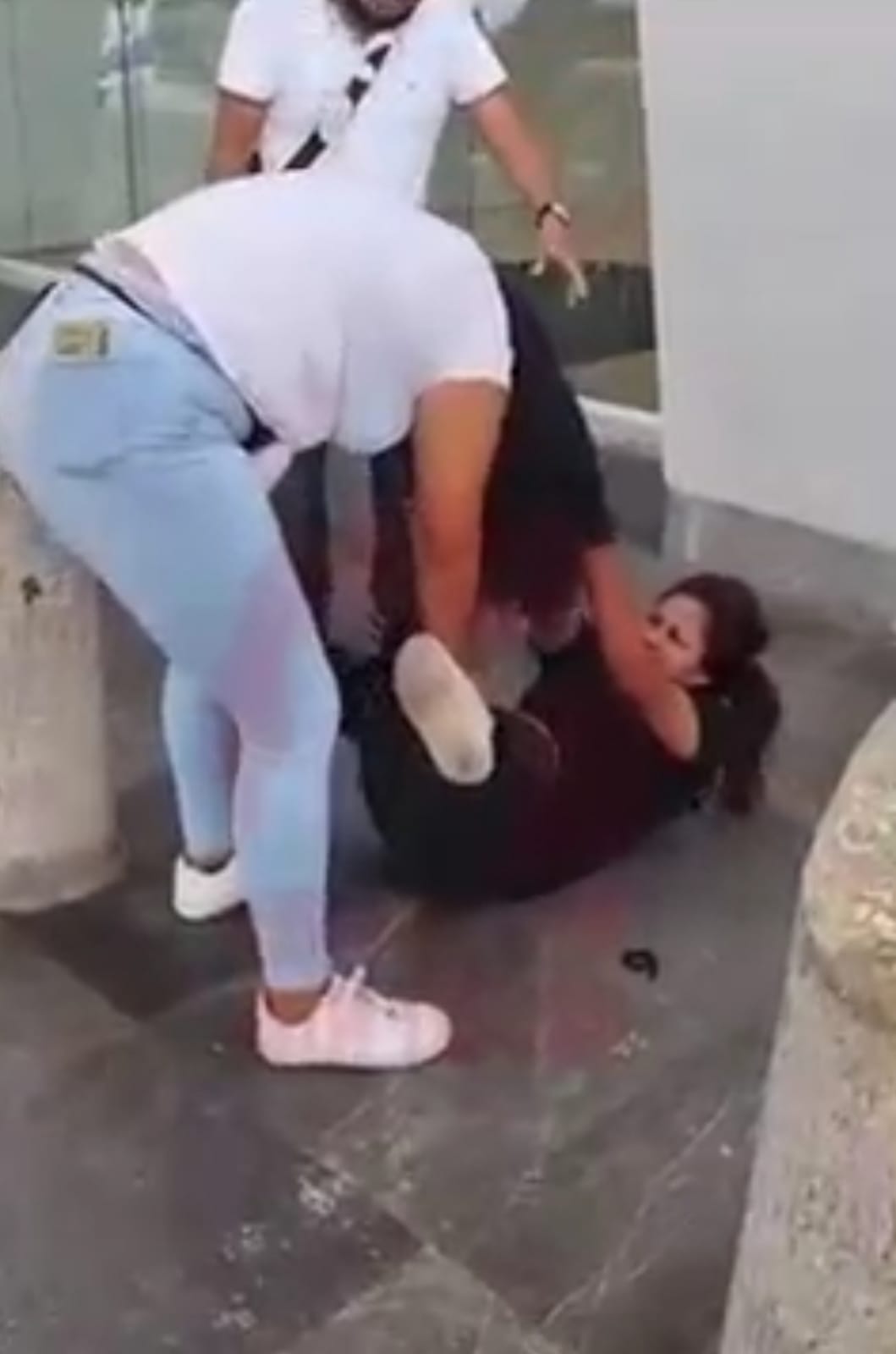 Mujeres pelean en el aeropuerto de Quintana Roo