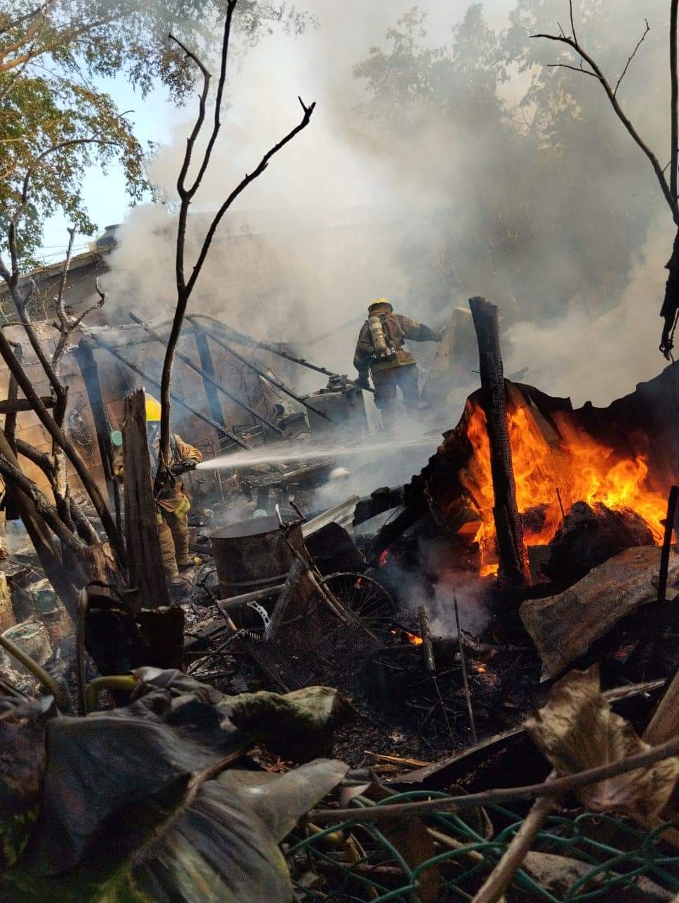 Vivienda es consumida por las llamas en la Col. Nuevo Progreso en Chetumal