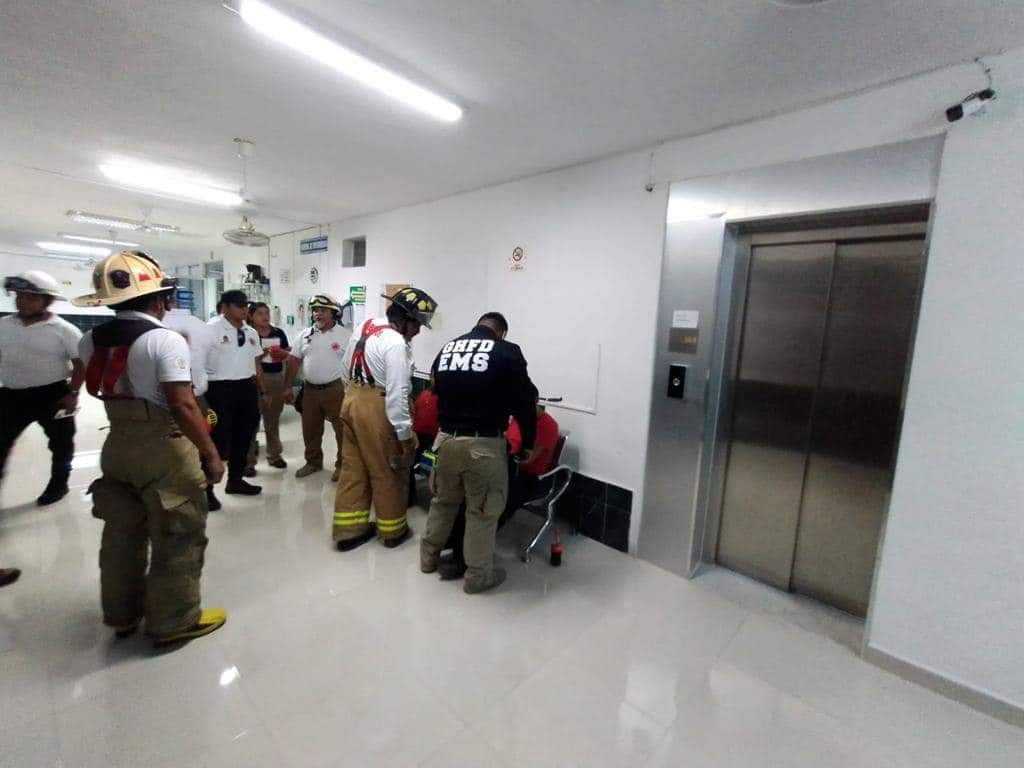 Dos paramédicos de la Unidad Médica de Bomberos de Othón P. Blanco y un paciente al cual trasladaban se quedaron atrapados
