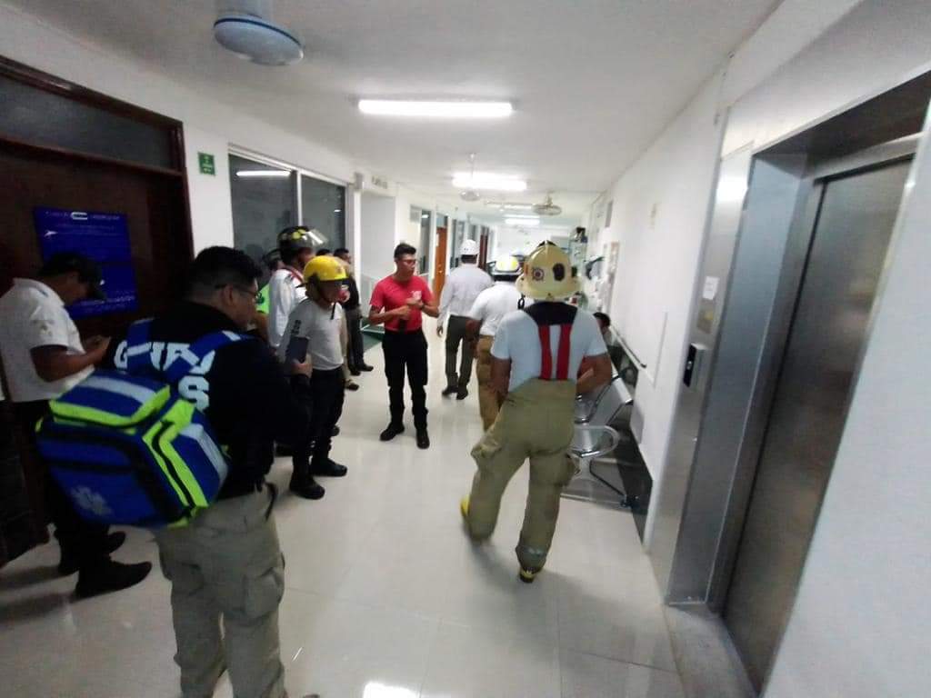 Nueva falla de elevador en Quintana Roo quedan atrapados paramédicos y paciente