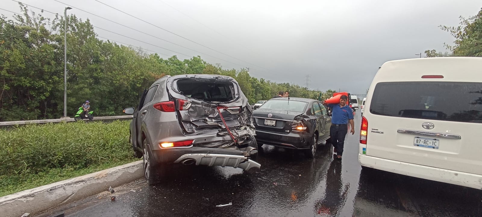 Carambola de 10 vehículos en ZH de Cancún; 7 heridos