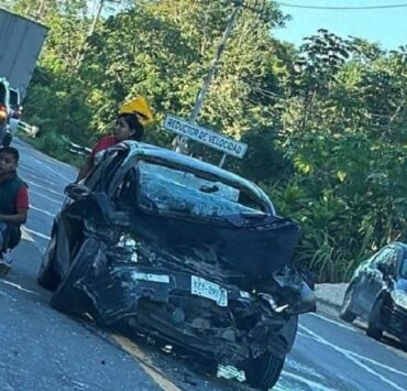 El impactante choque se produjo justo en la entrada del poblado de Muyil, dejando el automóvil compacto completamente destrozado