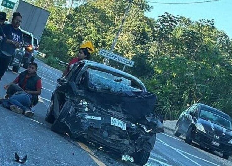 El impactante choque se produjo justo en la entrada del poblado de Muyil, dejando el automóvil compacto completamente destrozado