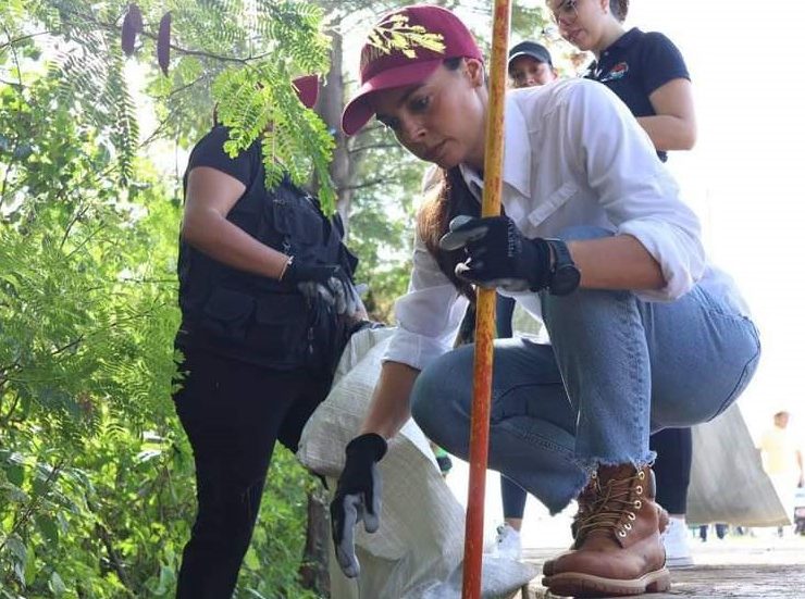 Ana Paty Peralta pone ejemplo con limpieza terrestre y acuática de Malecón Tajamar