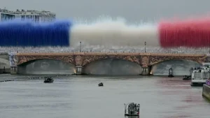 La bandera de Francia se formó con humo de colores al inicio de la ceremonia inaugural de los Juegos Olímpicos París 2024.