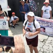 Madres Buscadoras de Quintana Roo irrumpieron en las instalaciones de la Fiscalía del Estado, ubicadas en la avenida Xcaret