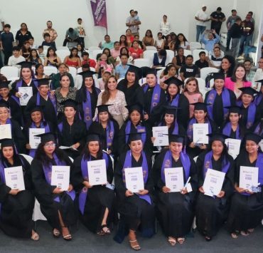 Mara Lezama celebra a la Primera Generación de Graduadas de Prepa "Mujer Es Poder"
