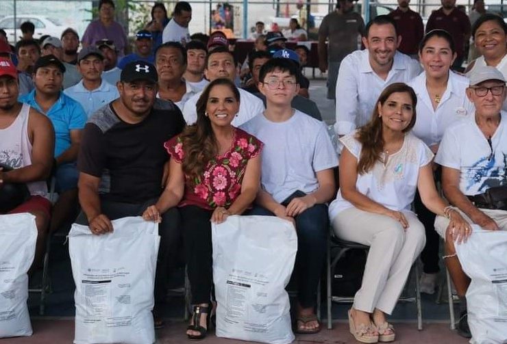 Mara Lezama entrega apoyos alimentarios al sector pesquero de Benito Juárez