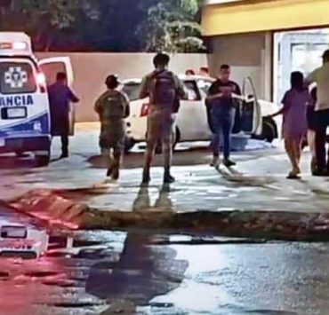 Padre e hijo son asesinados en Cozumel en el estacionamiento de Oxxo