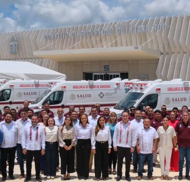 Mara Lezama recibe 31 ambulancias para mejorar la atención médica en Quintana Roo