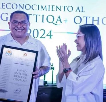 Yensunni Martínez da un reconocimiento al Orgullo LGBTTTIQA+ OTHONENSE 2024 a David Antonio Briceño Guzmán