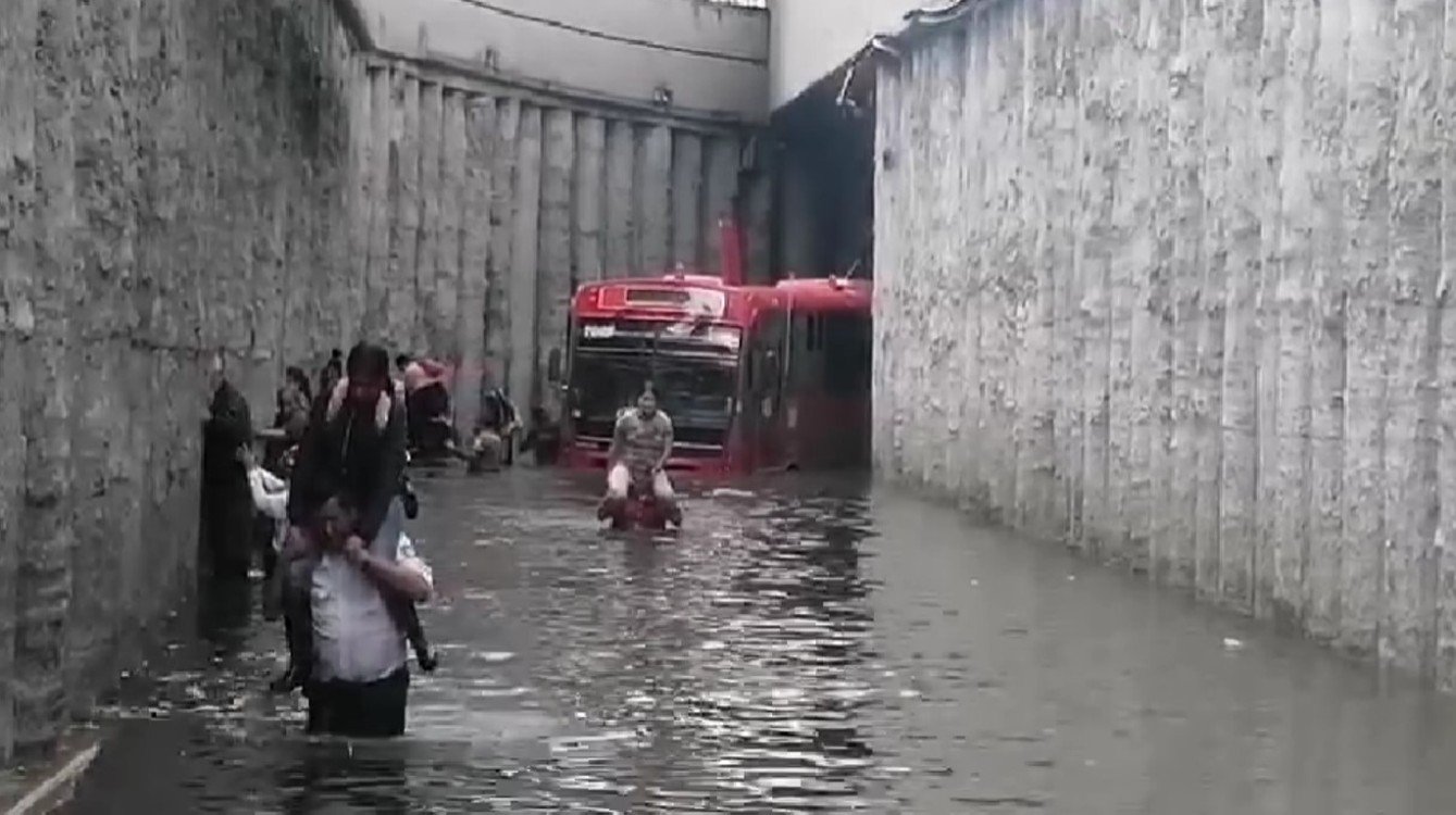 transporte público con 28 pasajeros terminó atrapad