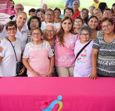 Beneficencia Pública entrega lentes a adultos mayores en Clubs del DIF estatal