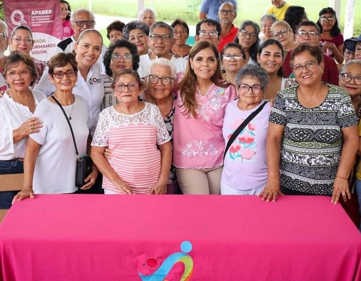 Beneficencia Pública entrega lentes a adultos mayores en Clubs del DIF estatal