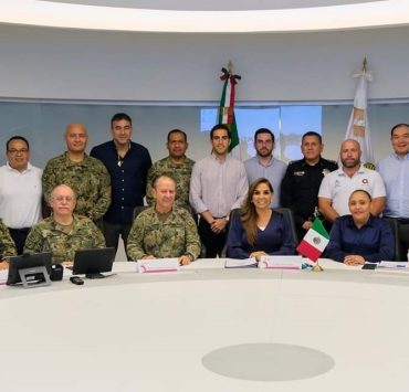 Mara Lezama y el Secretario de Marina Rafael Ojeda Durán, analizan proyectos para combatir el sargazo en Quintana Roo