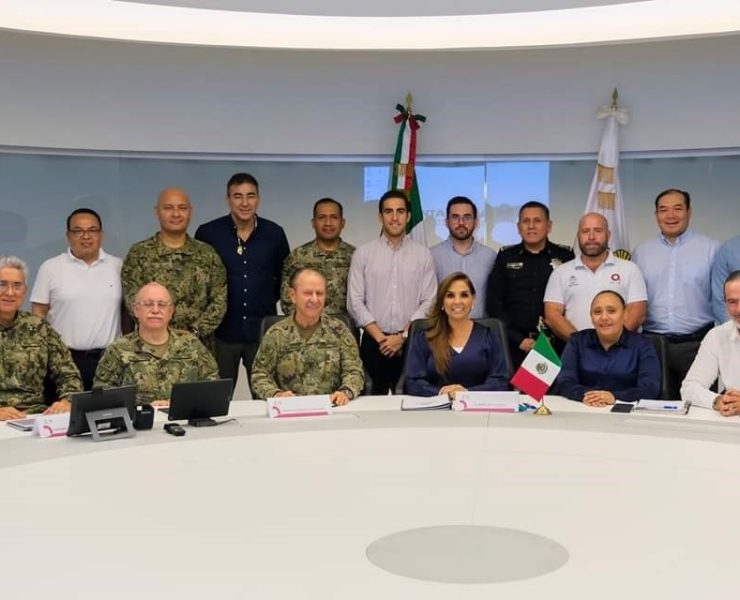 Mara Lezama y el Secretario de Marina Rafael Ojeda Durán, analizan proyectos para combatir el sargazo en Quintana Roo