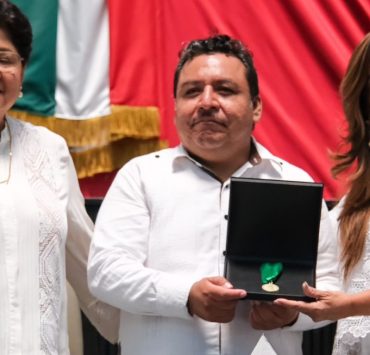 Mérito Indígena “Cecilio Chí” a Wildernain Villegas Carrillo por su contribución a la preservación de la Cultura Maya