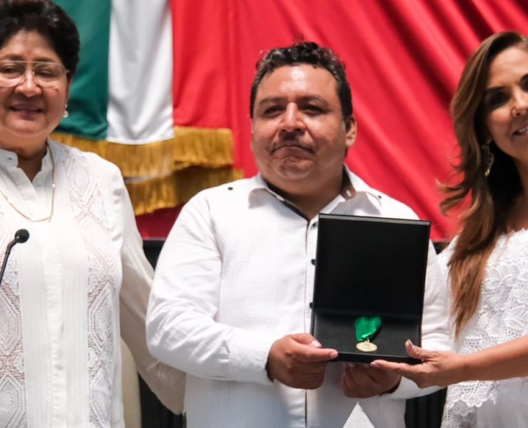 Mérito Indígena “Cecilio Chí” a Wildernain Villegas Carrillo por su contribución a la preservación de la Cultura Maya