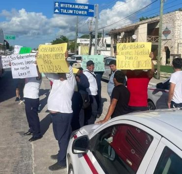 Taxistas se manifiestan en Tulum exigen liberación de su líder sindical