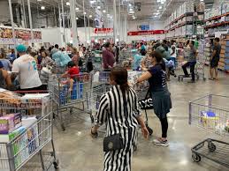 Costco instaló un sistema de verificación más riguroso, ya que pusieron un checador y verificador en la entrada para tener una mejor información sobre la persona que está ingresando.