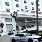 La escena era desoladora, otro joven más víctima de la violencia que azota Cancún. Los peritos se encargaron de las primeras investigaciones y trasladaron el cadáver al Servicio Médico Forense, donde se realizará la autopsia que confirme las causas de su deceso.