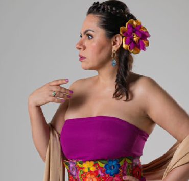 La velada contará con la participación del talentoso guitarrista Javier Rojas, quien, junto con la cantante Marcela de México y destacados músicos, ofrecerán en un ambiente envolvente la interpretación de los clásicos de grandes compositores como Álvaro Carrillo, Roberto Cantoral y Consuelo Velázquez.