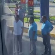 Taxistas Chetumaleños Atacan Autobús de El Mayab en la Plaza de las Américas