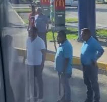 Taxistas Chetumaleños Atacan Autobús de El Mayab en la Plaza de las Américas