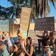 Protestas en Bacalar piden cancelar obra de la SEDENA.