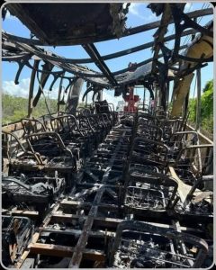 El camión de trabajadores del Tren Maya fue consumido por el fuego en plena carretera, sin que se reportaran personas lesionadas.