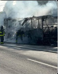 Bomberos acudieron rápidamente al lugar del incendio, pero las llamas ya habían destruido por completo la unidad.