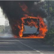Se incendió camión de trabajadores del Tren Maya en la carretera 307