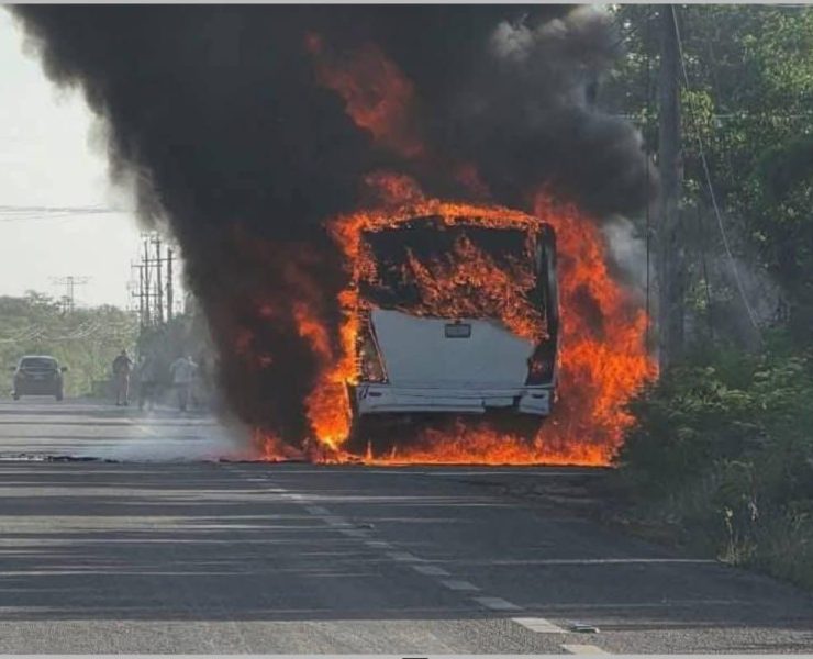 Se incendió camión de trabajadores del Tren Maya en la carretera 307