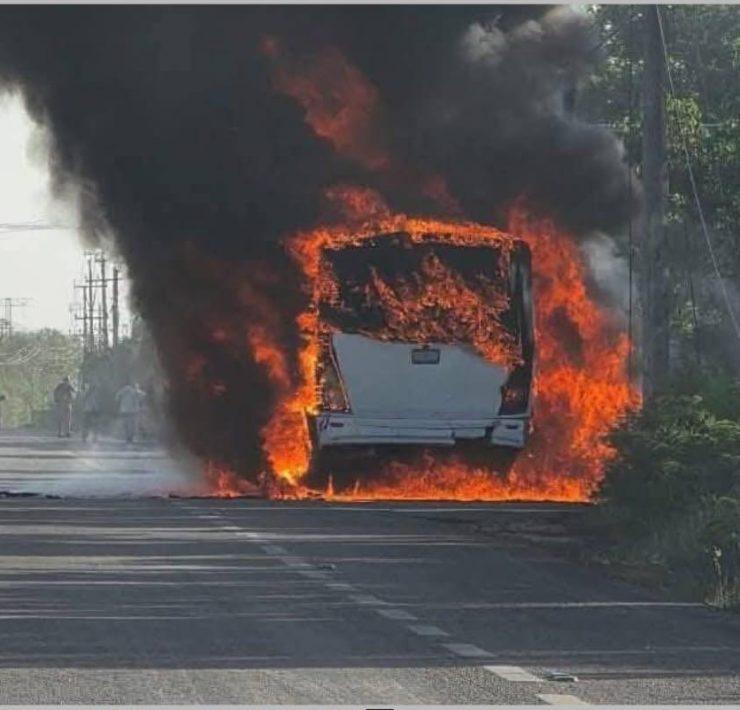 Se incendió camión de trabajadores del Tren Maya en la carretera 307