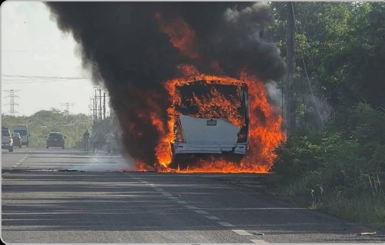 Se incendió camión de trabajadores del Tren Maya en la carretera 307