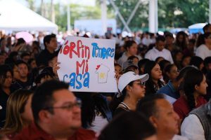 Familias celebran la entrega de nuevas viviendas durante la primera etapa del Programa Viviendas Para El Bienestar en Playa del Carmen.
