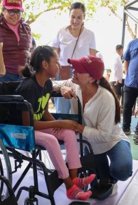 Ana Paty Peralta durante una de sus jornadas de trabajo comunitario, reflejando el liderazgo que la mantiene entre las mejor evaluadas del país.