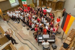 El Jugendchor de Grossenhain-Reinersdorf-Ebersbach, bajo la dirección de Stefan Jaenke, durante una de sus presentaciones en Alemania, reafirmando la colaboración binacional con Domus Artis en favor de la música como lenguaje universal.