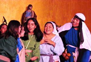 Escena de la pastorela “Las tentaciones del Demonio”, montaje con el que el Espacio Cultural Domus Artis cerró un exitoso 2025, ofreciendo al público chetumaleño una propuesta teatral y musical que resalta valores, humor y tradición.