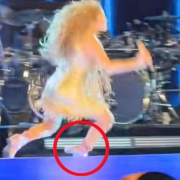 Shakira sufre aparatosa caída en pleno concierto en El Salvador