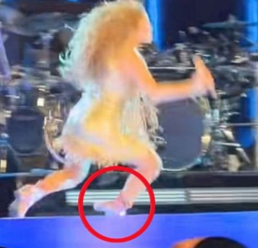 Shakira sufre aparatosa caída en pleno concierto en El Salvador