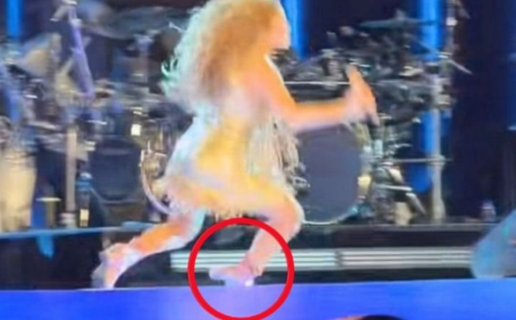 Shakira sufre aparatosa caída en pleno concierto en El Salvador