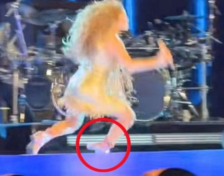 Shakira sufre aparatosa caída en pleno concierto en El Salvador