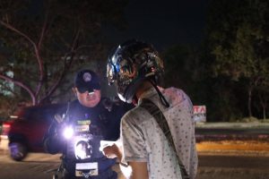 Elementos de Tránsito realizan inspecciones aleatorias durante el Operativo Alcoholímetro en Playa del Carmen, como parte de la estrategia para garantizar la seguridad y mantener presencia y vigilancia permanente en puntos estratégicos.