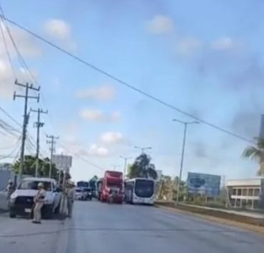 Camión provoca incendio tras derribar cables de CFE en el bulevar Colosio de Cancún