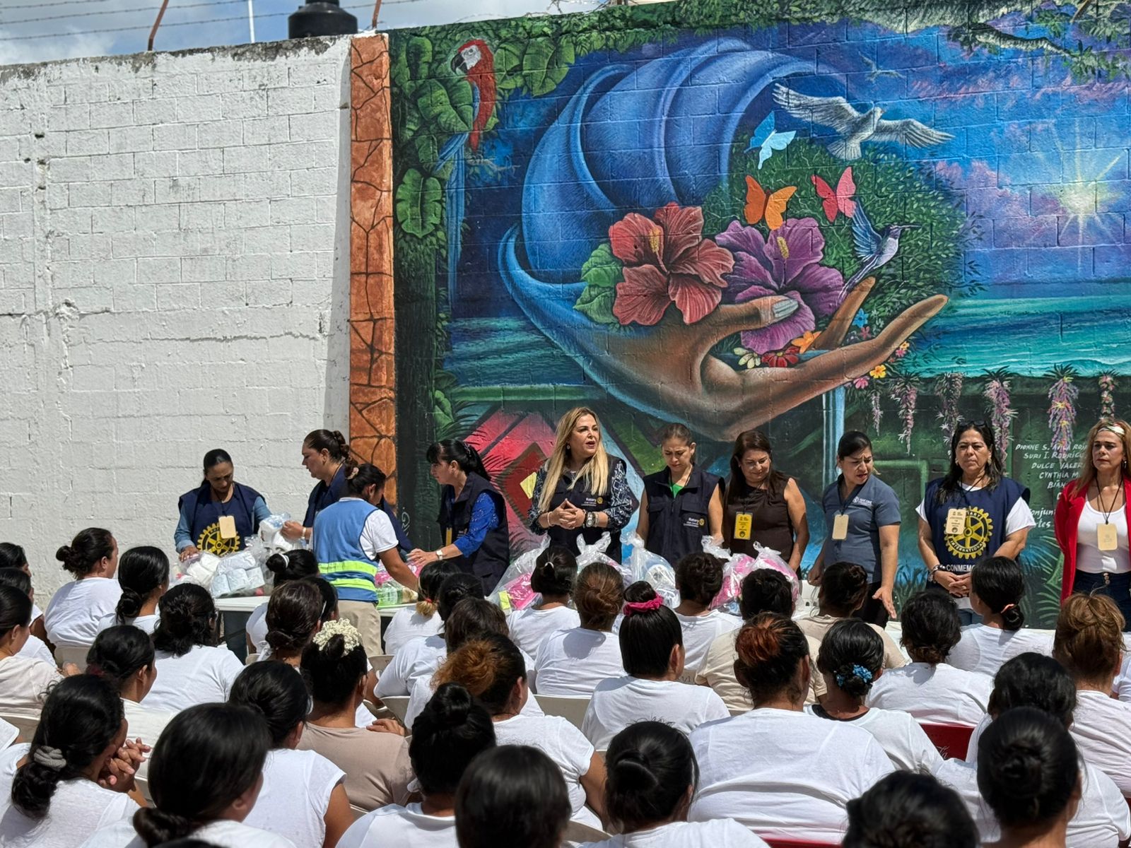 Entrega de kits para internas y sus hijos