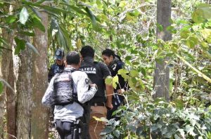 Zona acordonada en la carretera Cafetal-Mahahual, donde 𝐌𝐚𝐝𝐫𝐞𝐬 𝐛𝐮𝐬𝐜𝐚𝐝𝐨𝐫𝐚𝐬 𝐥𝐨𝐜𝐚𝐥𝐢𝐳𝐚ro𝐧 𝐟𝐨𝐬𝐚 𝐜𝐥𝐚𝐧𝐝𝐞𝐬𝐭𝐢𝐧𝐚 tras intensos trabajos de indagación.