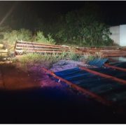 Tormenta brutal arranca techo gigante y bloquea carretera federal